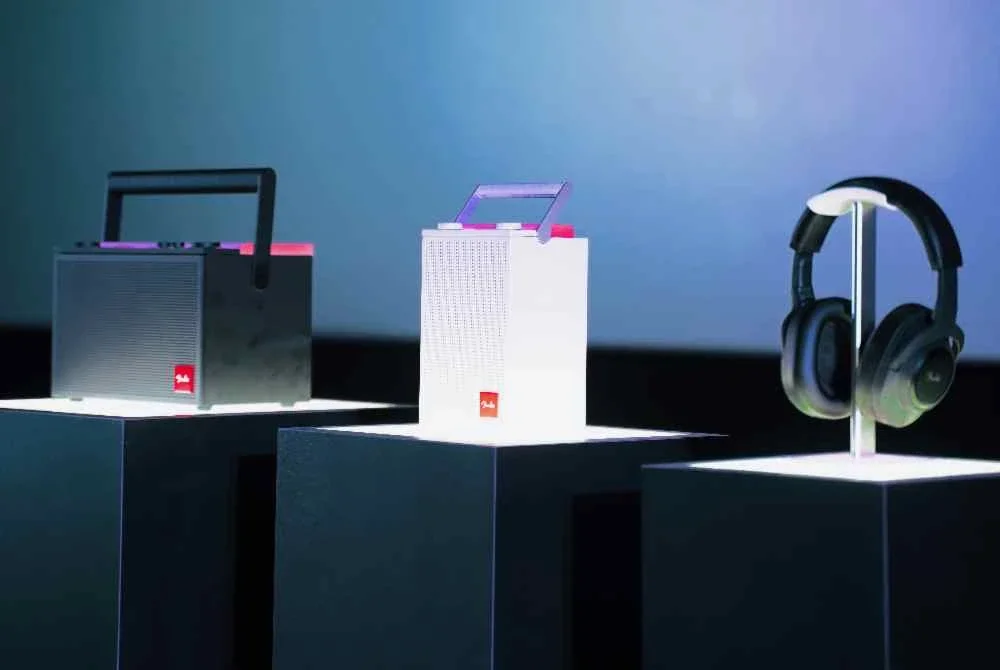 Pembesar suara ELIE 12 ditawarkan pada harga RM1,899 manakala fon kepala MIX dan ELIE 6, masing-masing RM1,399.