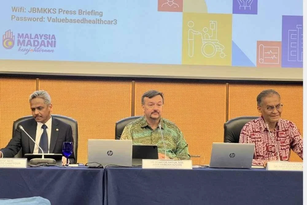 Amir Hamzah (tengah) bersama Dr Dzulkefly (kanan) dan Gabenor Bank Negara, Datuk Seri Abdul Rasheed Ghaffour ketika sidang media JBMKKS pada Khamis