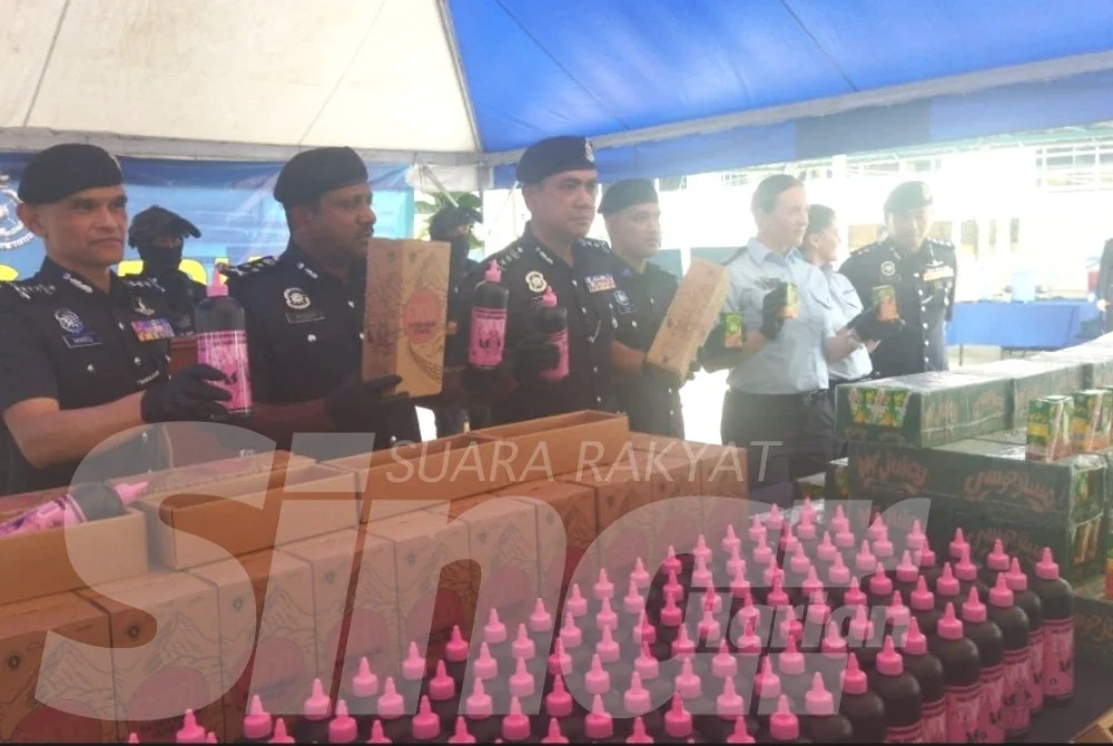 Hussein (dua dari kiri) menunjukkan barang yang dirampas.