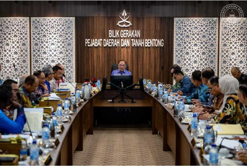 Anwar mempengerusikan mesyuarat Pembangunan Bentong di Pejabat Daerah Bentong, Pahang. Foto Pejabat Perdana Menteri.