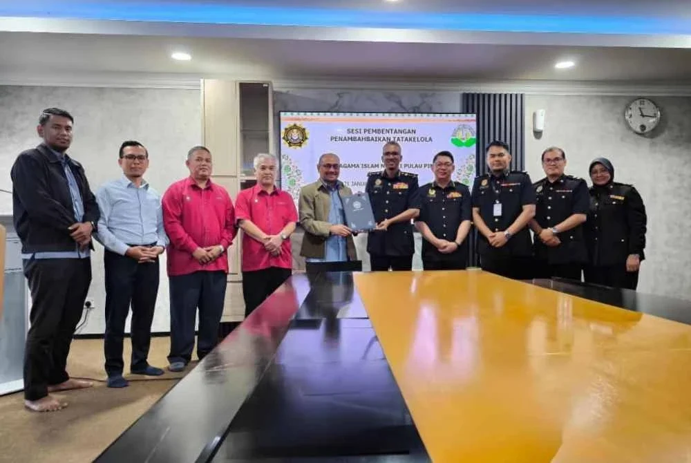 Karunanithy (lima dari kanan) menerima dokumen Laporan Penambahbaikan Tatakelola daripada Rosidi pada majlis yang diadakan di pejabat MAINPP pada Rabu.