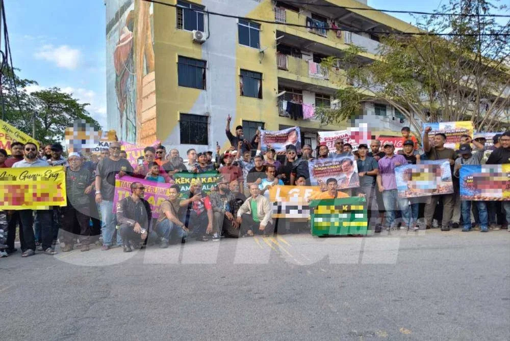 Kira-kira 200 penduduk bersama wakil NGO dan sayap parti politik berhimpun secara aman bagi menyuarakan bantahan mereka pada Khamis.