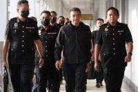 Bekas Panglima Tentera Darat (PTD), Tan Sri Muhammad Hafizuddeain Jantan (tengah) tiba di Mahkamah Sesyen pada jam 8.10 pagi dengan memakai baju serba hitam.