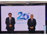 Jaseni (kiri) bersama Zulkiflee menyempurnakan pelancaran logo Ulang Tahun Ke-20 PAAB di Kuala Lumpur pada Rabu. 