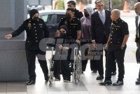 Salwani tiba di Kompleks Mahkamah Kuala Lumpur dengan berkerusi roda jam 8.20 pagi pada Khamis. 