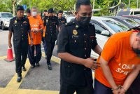 SPRM reman enam individu bagi membantu siasatan kes rasuah melibatkan pemberian suapan kepada seorang penjawat awam sebagai balasan untuk tidak mengambil tindakan undang-undang ke atas premis masing-masing bagi kesalahan di bawah Akta Kualiti Alam Sekeliling 1974. Foto: SPRM