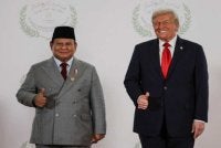 Trump menyambut Prabowo semasa sidang kemuncak mengenai Gaza di Sharm el-Sheikh, Mesir pada Oktober tahun lalu.- AFP