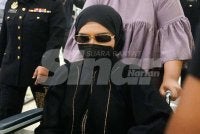 Isteri ketiga bekas Panglima Tentera Darat (PTD) yang mengalami kesakitan akibat bisul kronik di paha menghadapi empat pertuduhan menerima wang hasil aktiviti haram berjumlah RM77,000, 2024 dan tahun lalu.