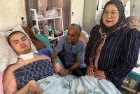 Yussery (tengah) dan Rozita (kanan) setia menjaga Danish yang terlantar sejak lima tahun lalu.