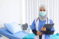 HARUS melakukan rawatan memulihkan kembali keadaan kemaluan kerana kemalangan dengan syarat bersama doktor Muslim wanita. Foto Canva