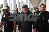 Muhammad Hafizuddeain, 58, didakwa atas empat pertuduhan menerima wang haram berjumlah RM2,122,400 antara Februari 2024 hingga November tahun lalu.