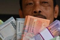 Nilai rupiah Indonesia mencatat paras terendah sepanjang sejarah berbanding dolar AS pada 20 Januari 2026. Foto AFP
