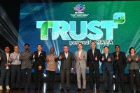 Presiden MATTA, Nigel Wong (lima dari kanan) bersama Menteri Pelancongan, Seni dan Budaya, Datuk Seri Tiong King Sing (tengah) serta barisan kepimpinan MATTA ketika pelancaran inisiatif TRUST pada MATTA Membership Summit 2026 di Sunway Putra Hotel, Kuala Lumpur.