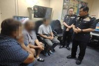 Muhammad Kifli menemu bual pemandu kereta yang ditahan selepas menawarkan khidmat kereta sewa haram di KLIA pada Rabu.