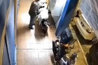 Tular sebuah rakaman video berdurasi pendek memaparkan seorang individu membakar sebuah motosikal di kawasan parkir.