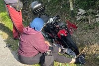 Seorang wanita cedera selepas motosikal ditunggangnya melanggar seekor kuda di Jalan Batang Kali–Genting Highlands pada Khamis.