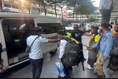 Antara warga Bangladesh yang ditahan di Taman Maluri di sini pada Selasa 