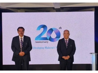 Jaseni (kiri) bersama Zulkiflee menyempurnakan pelancaran logo Ulang Tahun Ke-20 PAAB di Kuala Lumpur pada Rabu. 