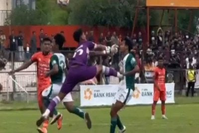 Insiden pemain Persikaba, Rizal ditendang di dada dalam saingan Liga 4 Indonesia.