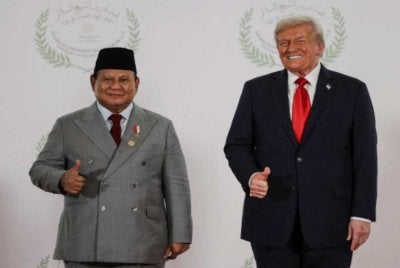 Trump menyambut Prabowo semasa sidang kemuncak mengenai Gaza di Sharm el-Sheikh, Mesir pada Oktober tahun lalu.- AFP