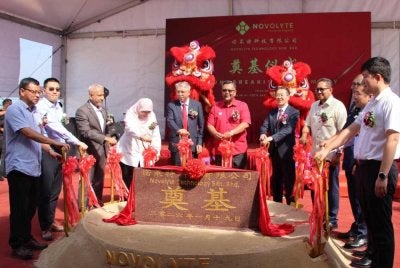 Haim Hilman (empat dari kiri) menghadiri majlis pecah tanah Novolyte Technology di KHTP baru-baru ini. Foto: FB Haim Hilman Abdullah 