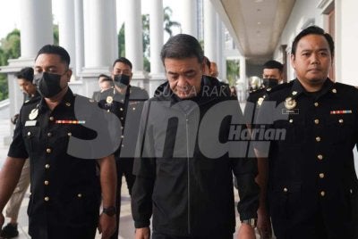 Muhammad Hafizuddeain, 58, didakwa atas empat pertuduhan menerima wang haram berjumlah RM2,122,400 antara Februari 2024 hingga November tahun lalu.