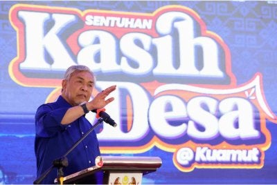 Ahmad Zahid ketika menyampaikan ucapan pada Program Sentuhan Kasih Desa @ Kuamut di Dewan Terbuka Dataran Tongod pada Khamis. Foto Bernama