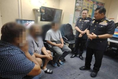 Muhammad Kifli menemu bual pemandu kereta yang ditahan selepas menawarkan khidmat kereta sewa haram di KLIA pada Rabu.