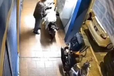 Tular sebuah rakaman video berdurasi pendek memaparkan seorang individu membakar sebuah motosikal di kawasan parkir.