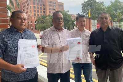 Dari kiri: Mohd Faizal, Mohd Shukor, Suhaimi dan Mohd Isa hadir ke RoS pada Khamis bagi membuat aduan terhadap pemecatan mereka.