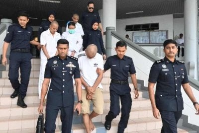 Kesemua tertuduh dihadapkan ke Mahkamah Majistret Ayer Keroh pada Khamis.