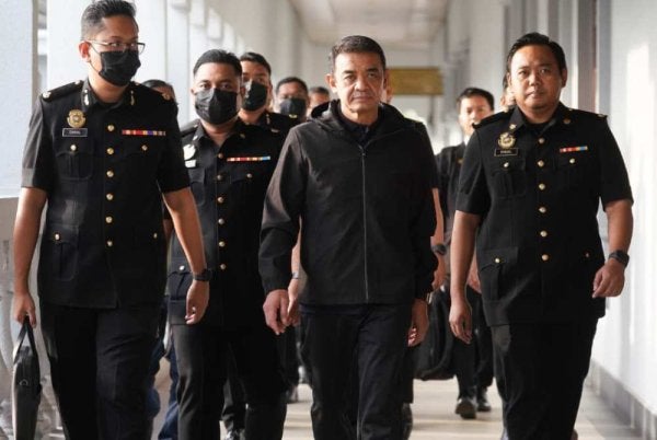 Bekas Panglima Tentera Darat (PTD), Tan Sri Muhammad Hafizuddeain Jantan (tengah) tiba di Mahkamah Sesyen pada jam 8.10 pagi dengan memakai baju serba hitam.