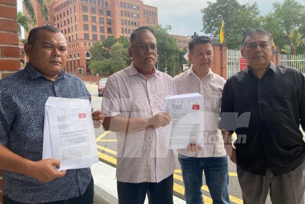 Dari kiri: Mohd Faizal, Mohd Shukor, Suhaimi dan Mohd Isa hadir ke RoS pada Khamis bagi membuat aduan terhadap pemecatan mereka.