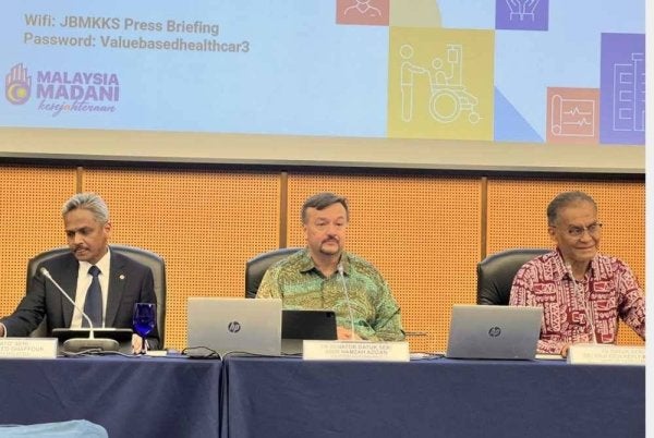 Amir Hamzah (tengah) bersama Dzulkefly (kanan) dan Gabenor Bank Negara, Datuk Seri Abdul Rasheed Shafour ketika sidang akhbar JBMKKS pada Khamis