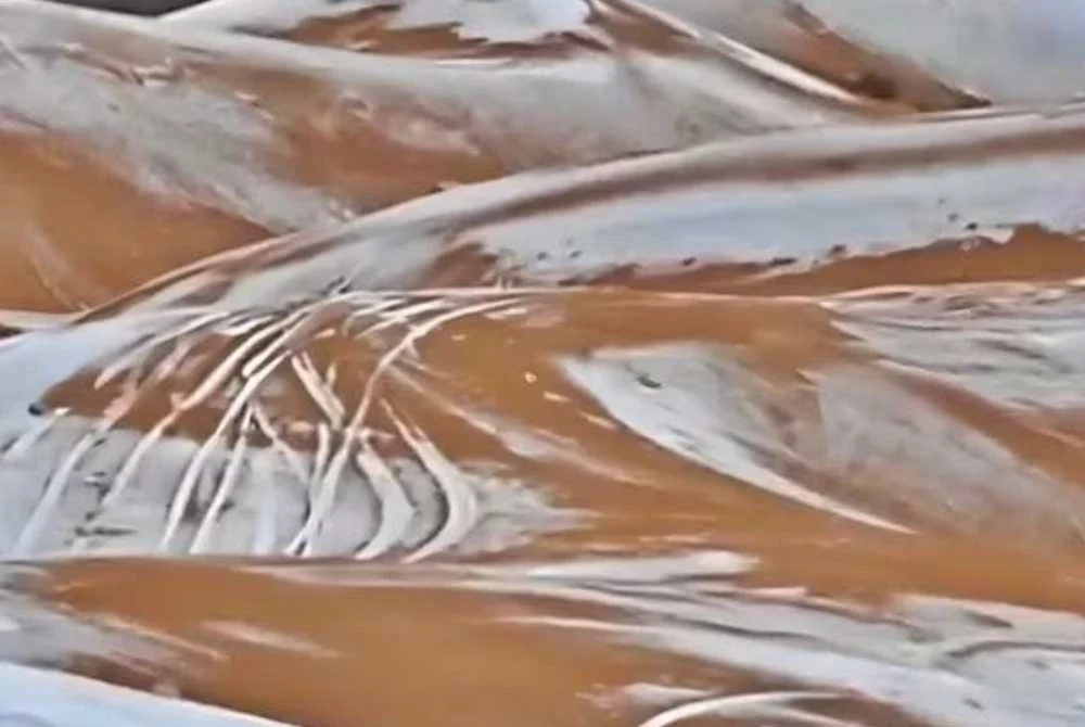 Rakaman fenomena luar biasa itu turut tular di media sosial. Foto Agensi