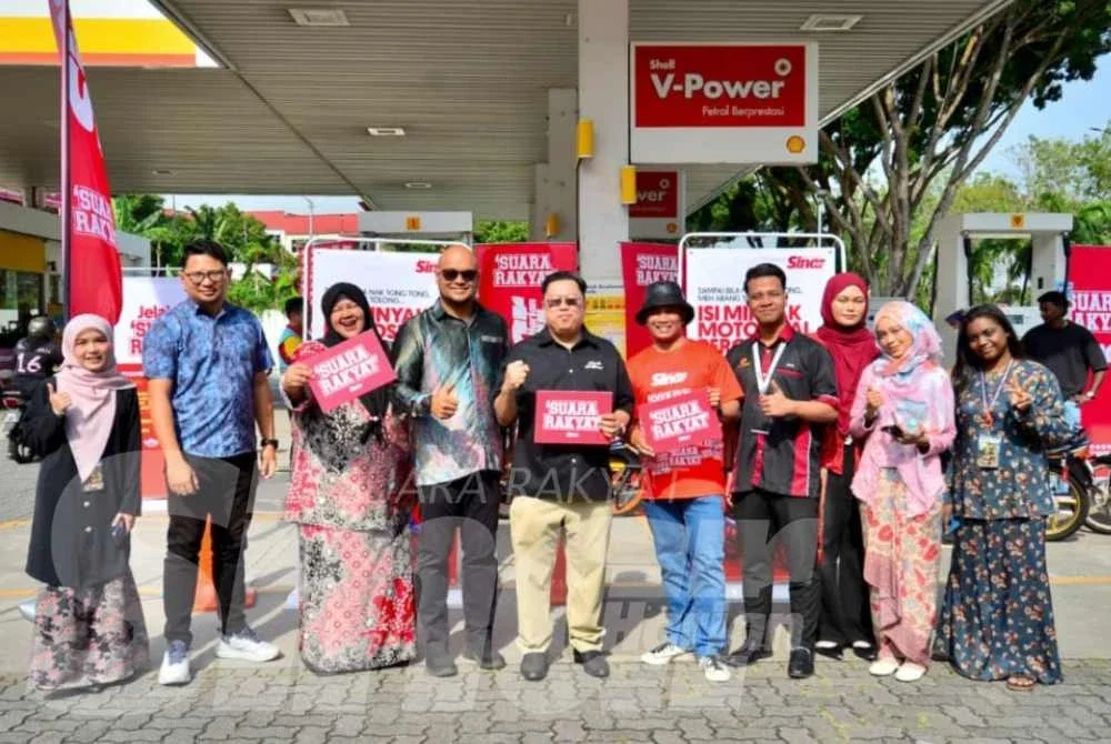 Hamdan (lima dari kiri) bersama Rosli (lima dari kanan) dan pegawai serta pelajar UNISEL yang terlibat dalam program minyak petrol percuma. Foto Sinar Harian - ASRIL ASWANDI SYUKUR