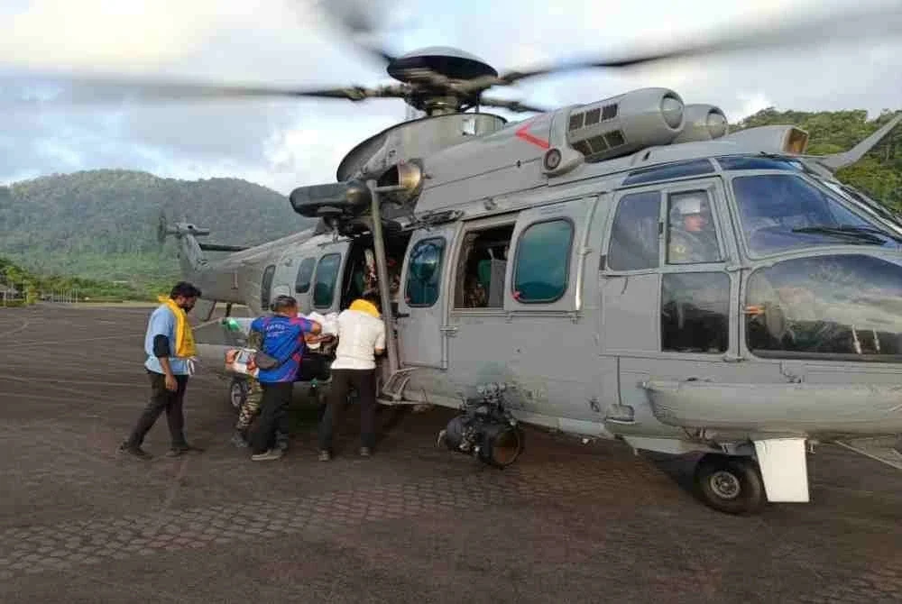 Helikopter TUDM jenis EC 725AP dari No 10 Skuadron digunakan untuk penerbangan ehsan membawa dua pesakit dari Pulau Tioman ke HTAA pada Khamis. Foto Facebook TUDM