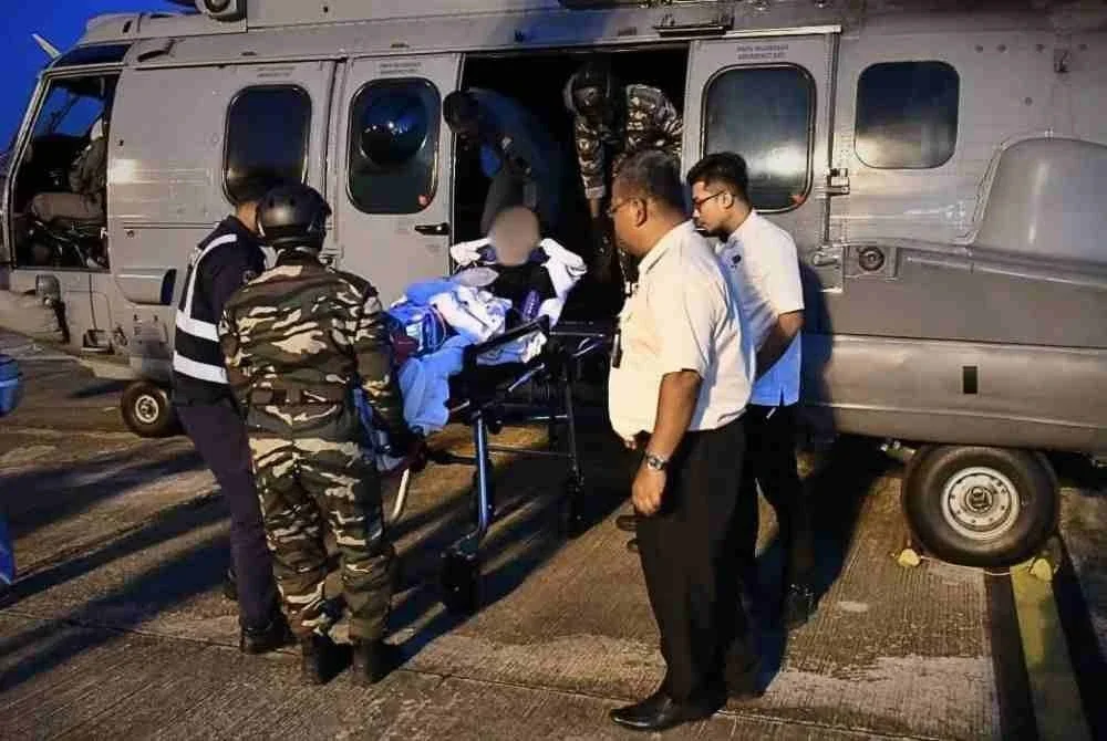 Pesakit dibawa menaiki helikopter TUDM untuk dibawa ke HTAA. Foto Facebook TUDM
