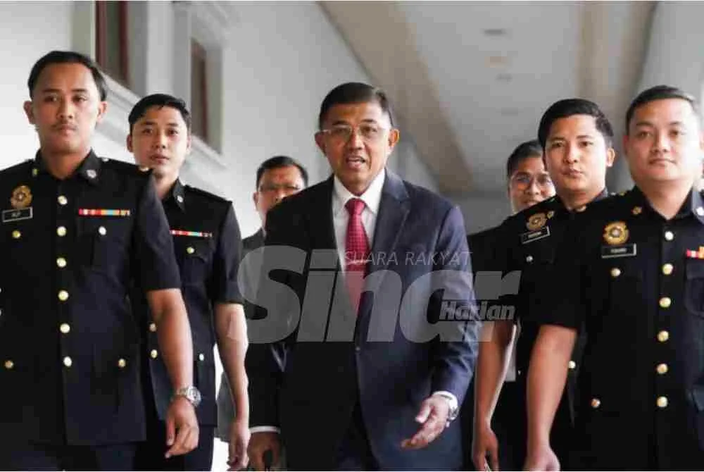 Mohd Nizam yang disiasat berkaitan salah guna kuasa dan siasatan membabitkan Tabung Kebajikan Angkatan Tentera (TKAT) tiba di Kompleks Mahkamah Kuala Lumpur, pada Jumaat. Foto SINAR HARIAN-ROSLI TALIB 