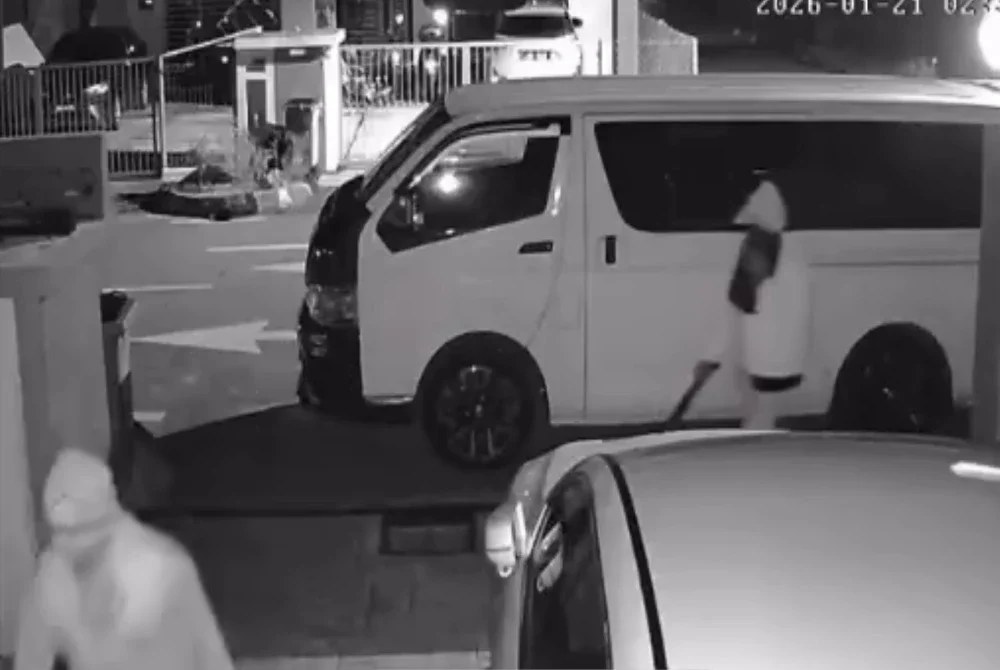 Rakaman CCTV menunjukkan suspek membawa senjata dalam kejadian pecah rumah di Residensi Prima, Kota Tinggi baru-baru ini.