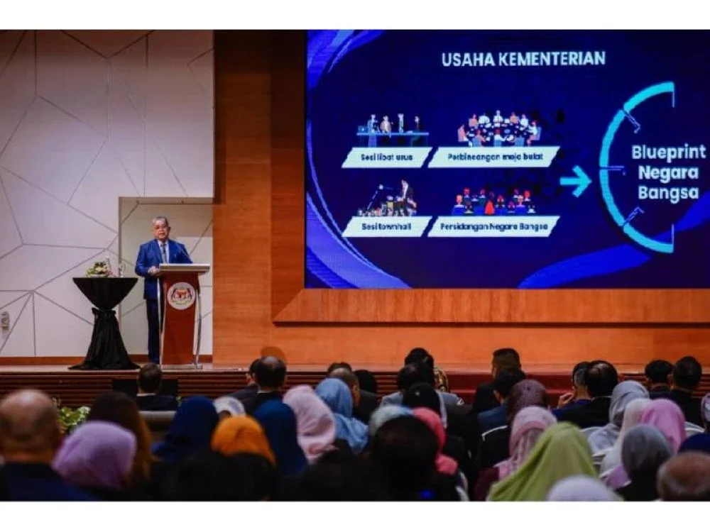 Aaron ketika berucap pada majlis Amanat Tahun 2026 Kementerian Perpaduan Negara. Foto: Bernama