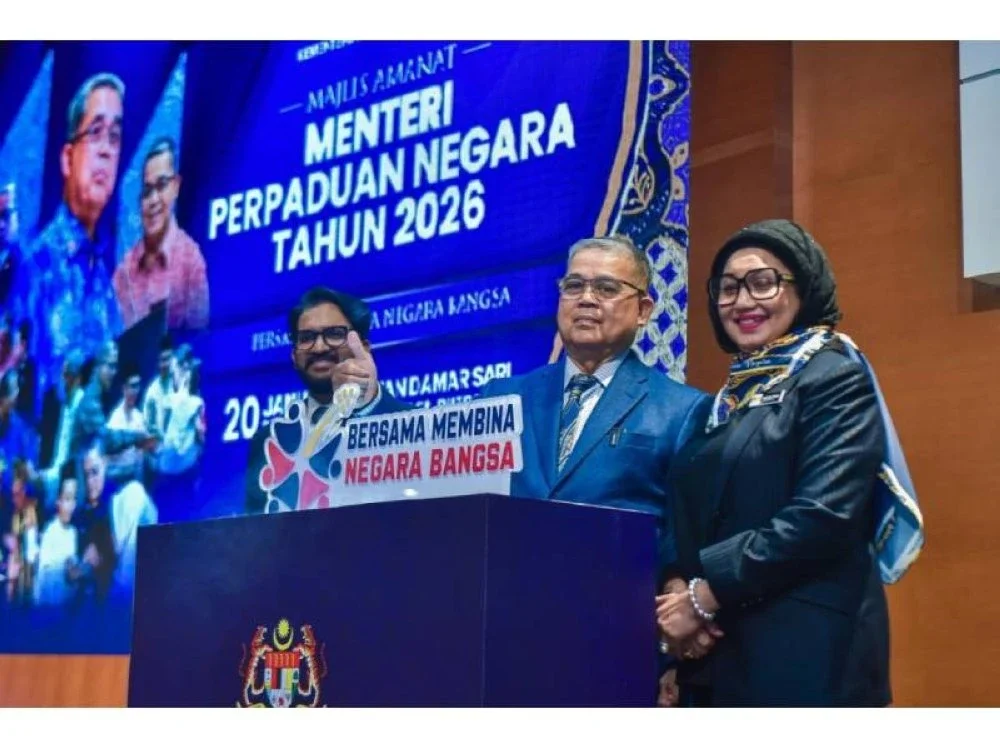Menteri Perpaduan Negara, Datuk Aaron Ago Dagang (tengah) menunjukkan isyarat tangan ‘bagus’ selepas melancarkan tema perpaduan tahun 2026 yang mengangkat slogan Bersama Membina Negara Bangsa di Putrajaya, pada Selasa. - Foto: Bernama.