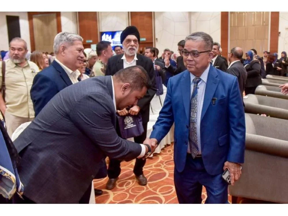 Sebahagian daripada warga KPN menyambut kedatangan Aaron pada majlis Amanat Tahun 026 KPN di Putrajaya pada Selasa. - Foto: Bernama