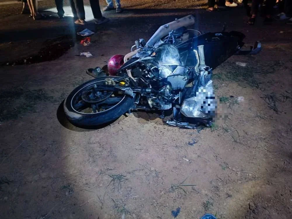 Motosikal ditunggangi pemuda berusia 20 tahun remuk di bahagian hadapan selepas melanggar seekor lembu di tengah jalan Felda Jengka 12 pada malam Khamis. Foto: Polis Maran