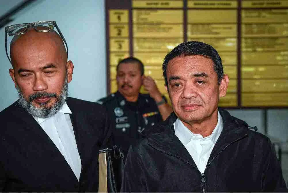 Muhammad Hafizuddeain (kanan) bersama peguamnya Aizul Rohan Anuar selepas hadir di Mahkamah Sesyen pada Jumaat atas dua pertuduhan menerima wang hasil aktiviti haram bernilai RM145,000. Foto Bernama
