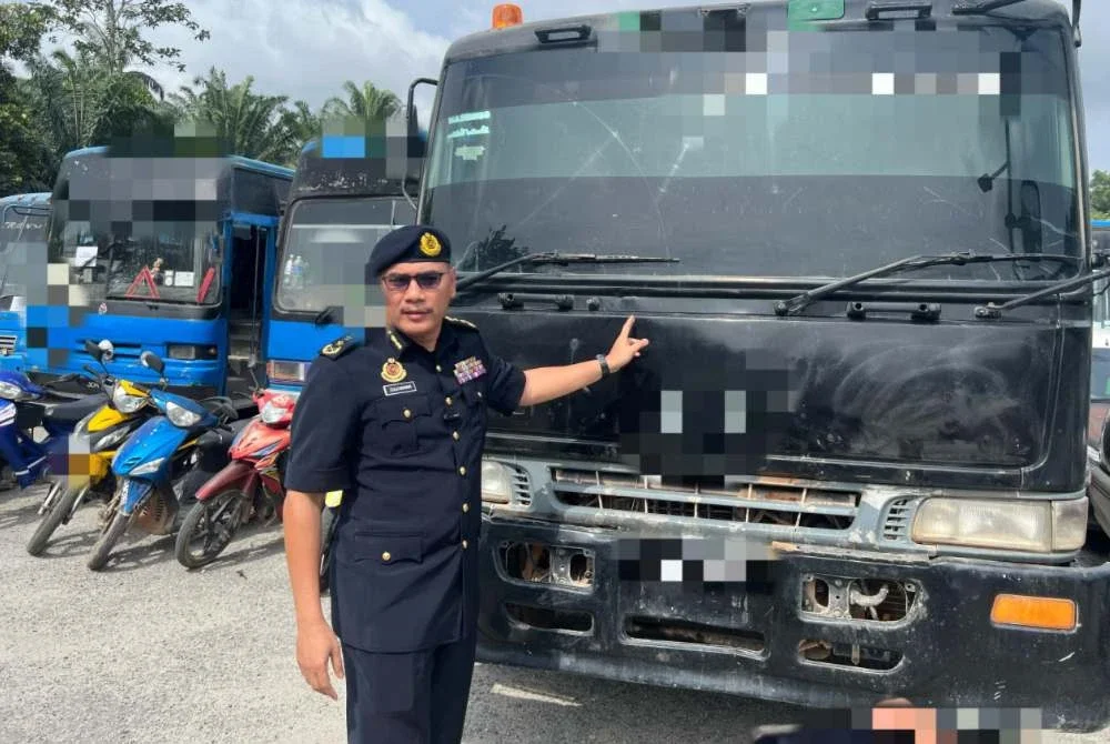 Zulkarnain menunjukkan kenderaan yang disita dalam Ops PeWA di Stesen Penguatkuasa JPJ Ayer Bemban, Kulai.