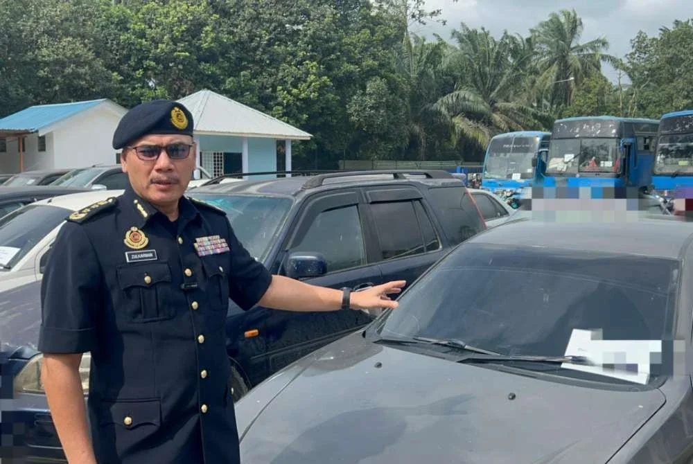Zulkarnain menunjukkan kenderaan yang disita dalam Ops PeWA di Stesen Penguatkuasa JPJ Ayer Bemban, Kulai.