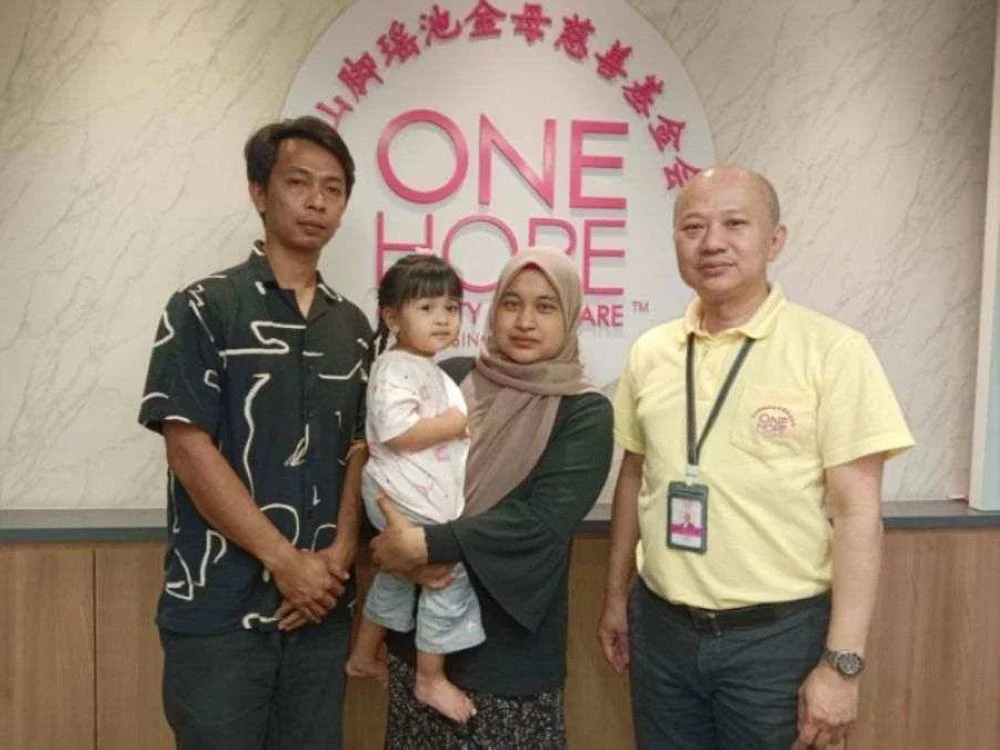 Muhammad Fitry (kiri) bersama isterinya, Nur Farah Atika (dua dari kanan) serta Nur Fatihah Aisyah ketika berkunjung ke pejabat One Hope Charity & Welfare.