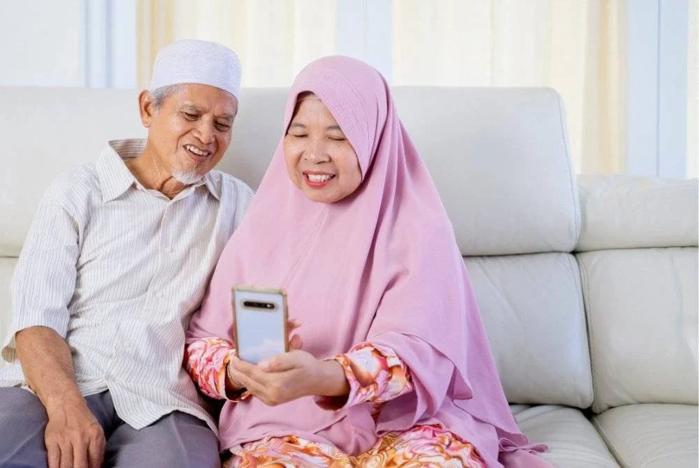 ANAK-ANAK dan ahli keluarga juga perlu ambil tahu serta menyemak dengan tepat pakej yang ditawarkan kepada ibu bapa yang sudah berusia itu sah. Foto Canva