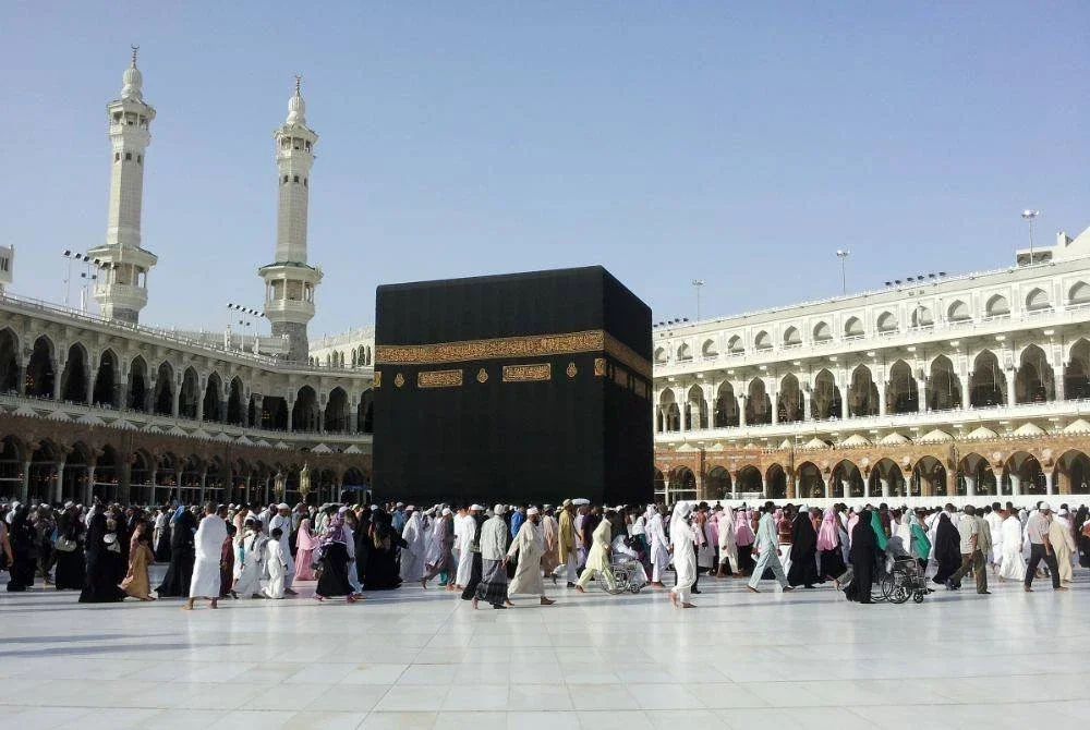 IMPIAN Ruhani dan suami untuk menunaikan umrah berkecai setelah ditipu ejen palsu. Foto Canva